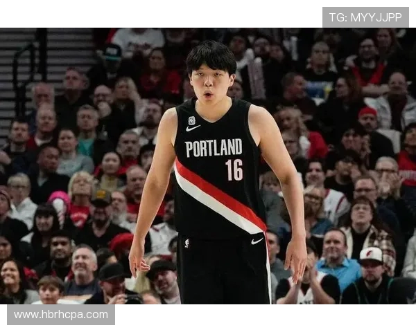 杨瀚森随队抵达多伦多加拿大网友街头偶遇成功合影留念 杨瀚森随队抵达多伦多加拿大网友街头偶遇成功合影留念